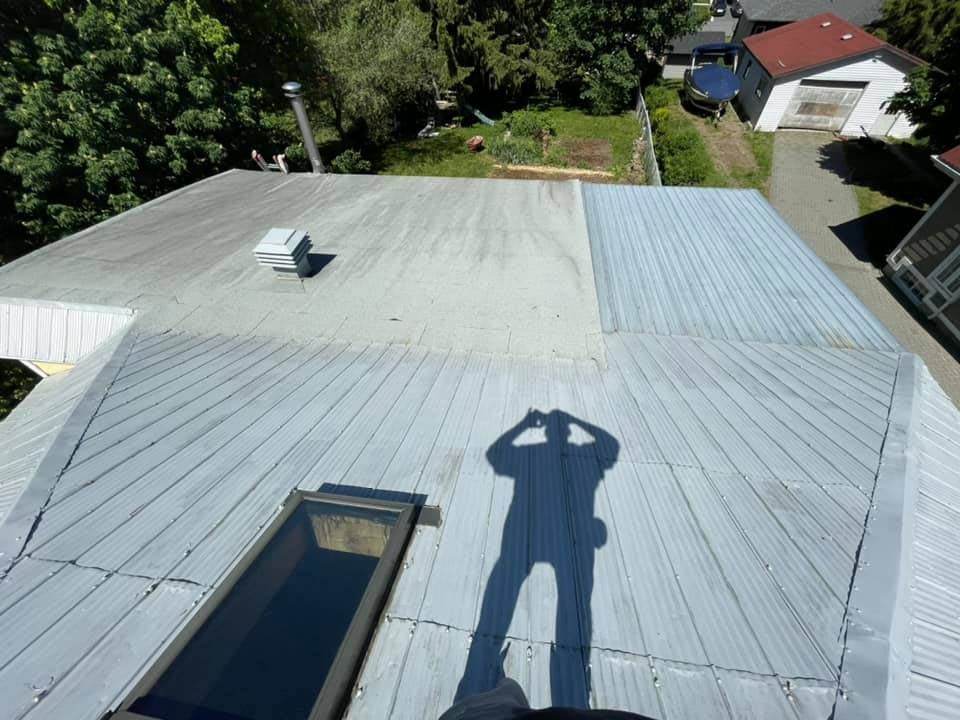 L'ombre d'une personne est projetée sur le toit d'un bâtiment