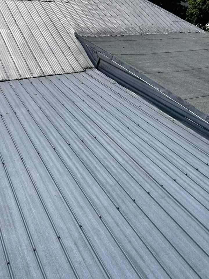 Un gros plan d'un toit métallique sur un bâtiment.