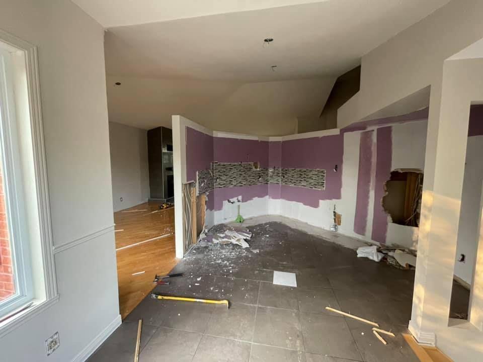 Une pièce vide avec des murs violets et un plancher en bois.