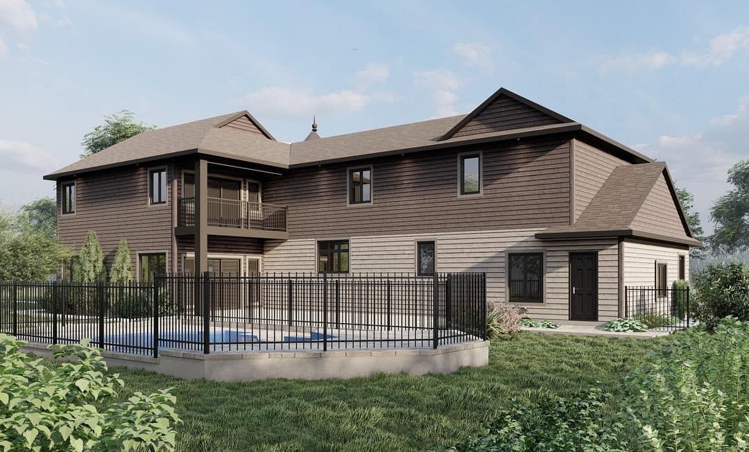 Une grande maison avec une clôture autour et une piscine dans l'arrière-cour.