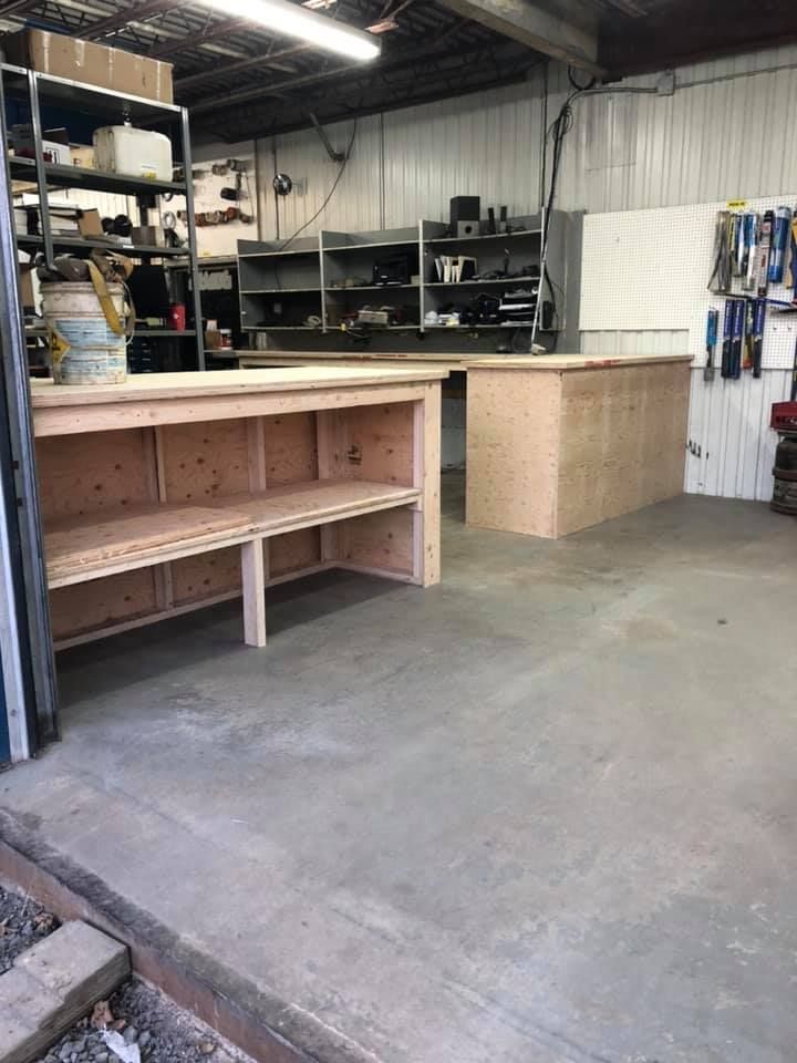 Une grande pièce avec beaucoup d'étagères et de tables