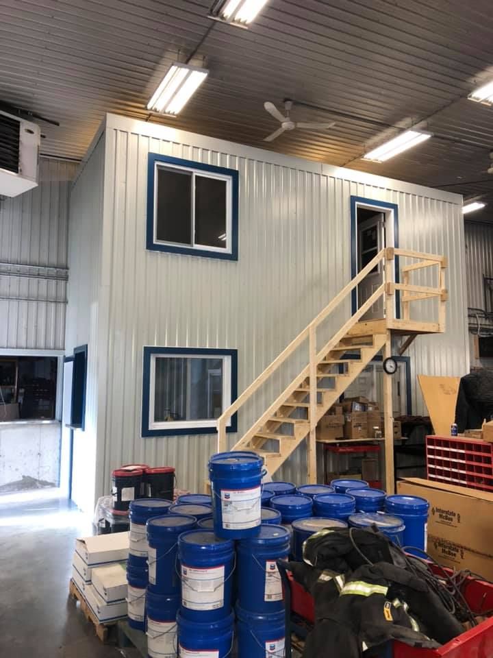 Un grand bâtiment avec des escaliers menant au deuxième étage.