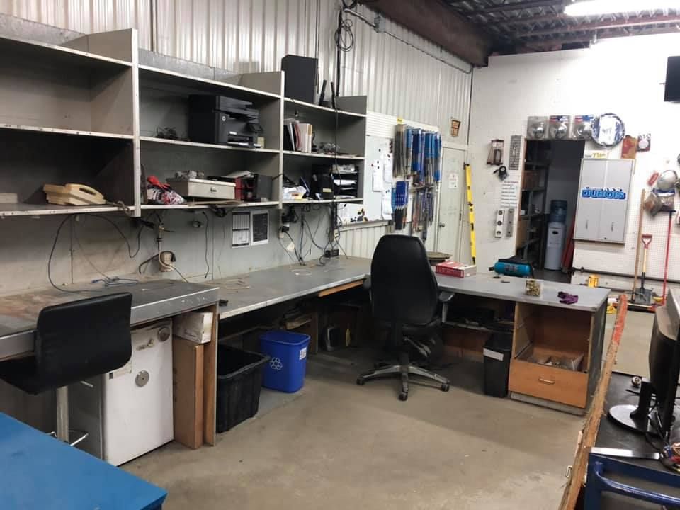 Une pièce avec un bureau et une chaise