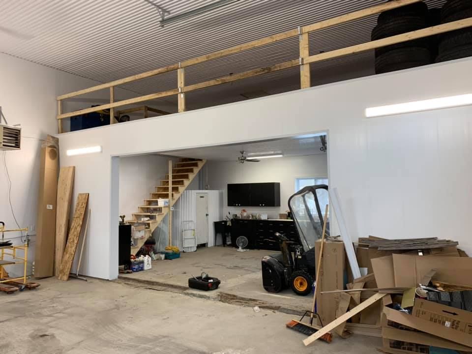 Il y a un escalier menant au deuxième étage d'un garage.