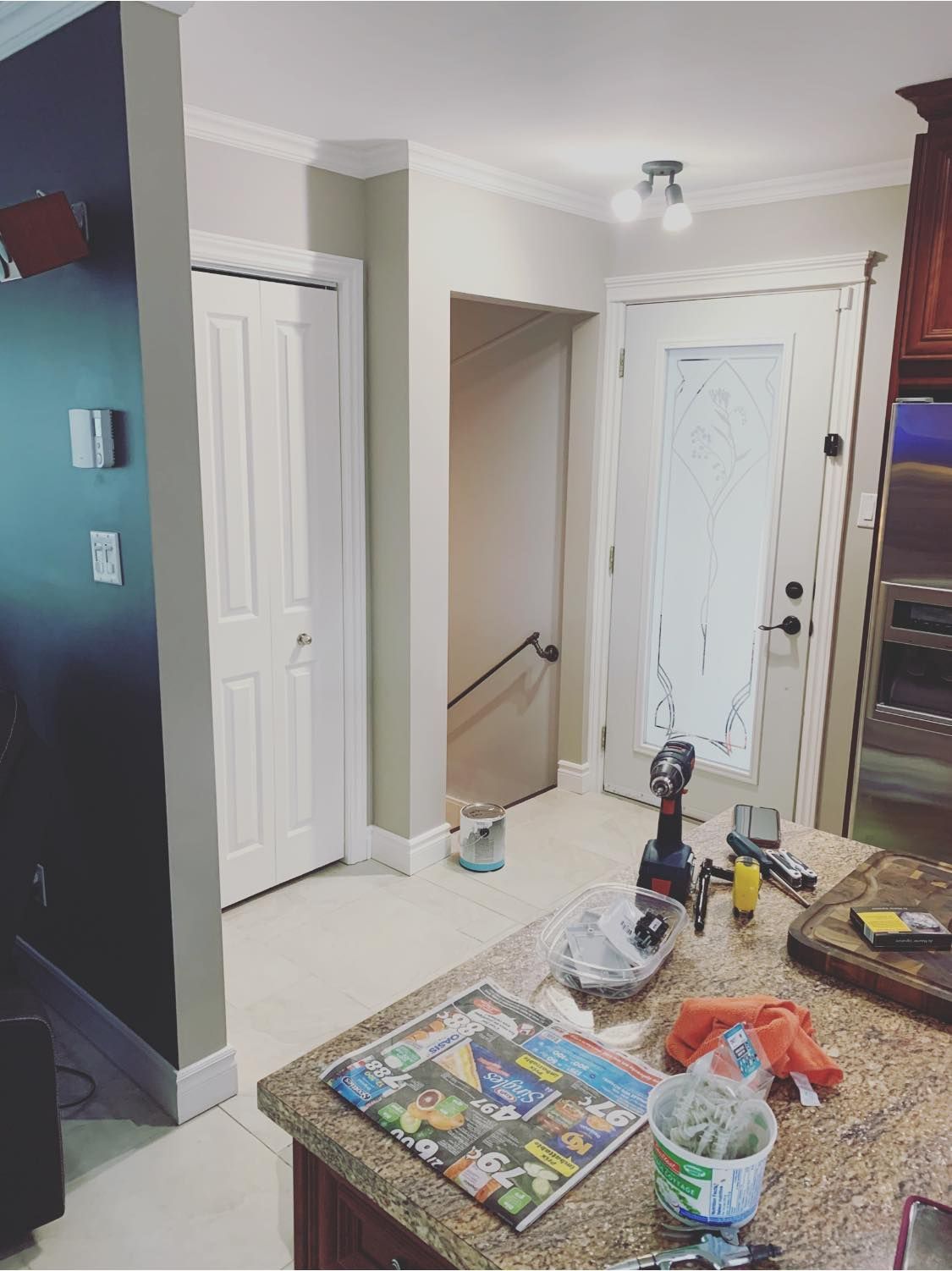 Une cuisine avec un comptoir en granit et une perceuse dessus.