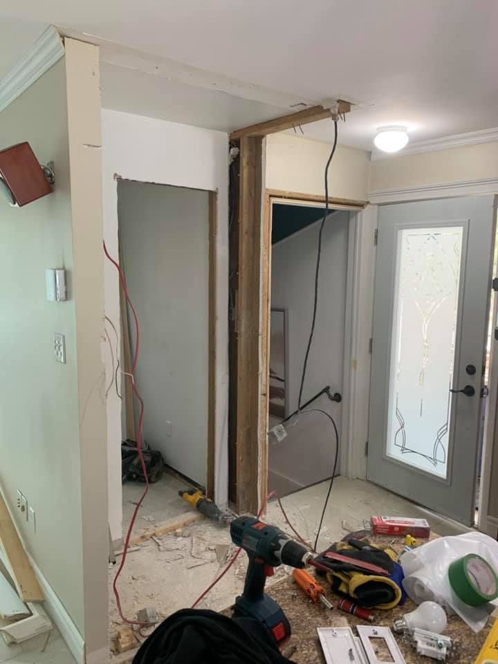 Une pièce avec une porte et une perceuse sur une table.