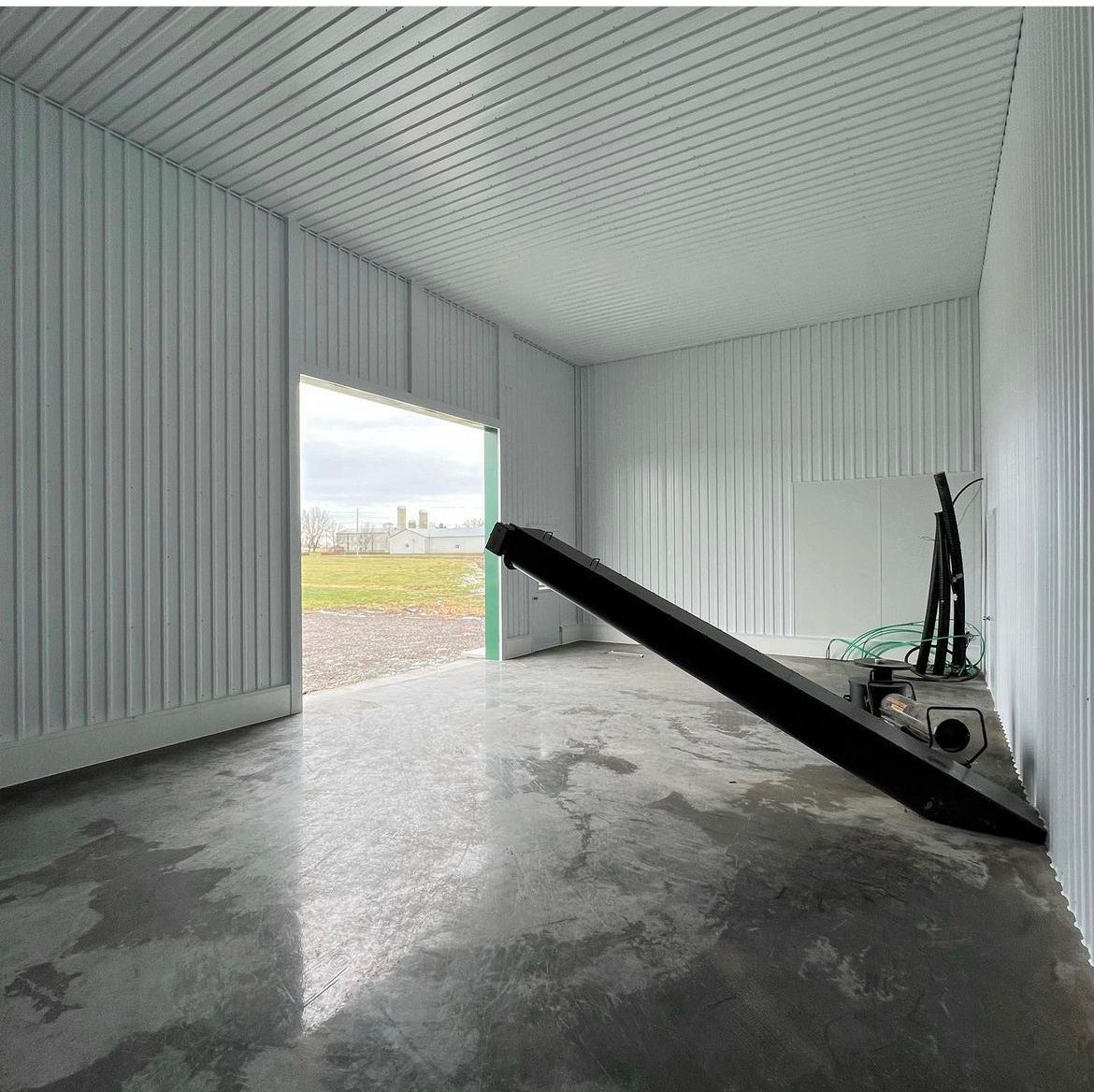 Il y a un tapis roulant au milieu de la pièce.