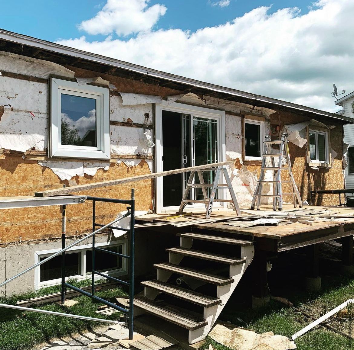 Une maison en cours de rénovation avec des escaliers et une terrasse