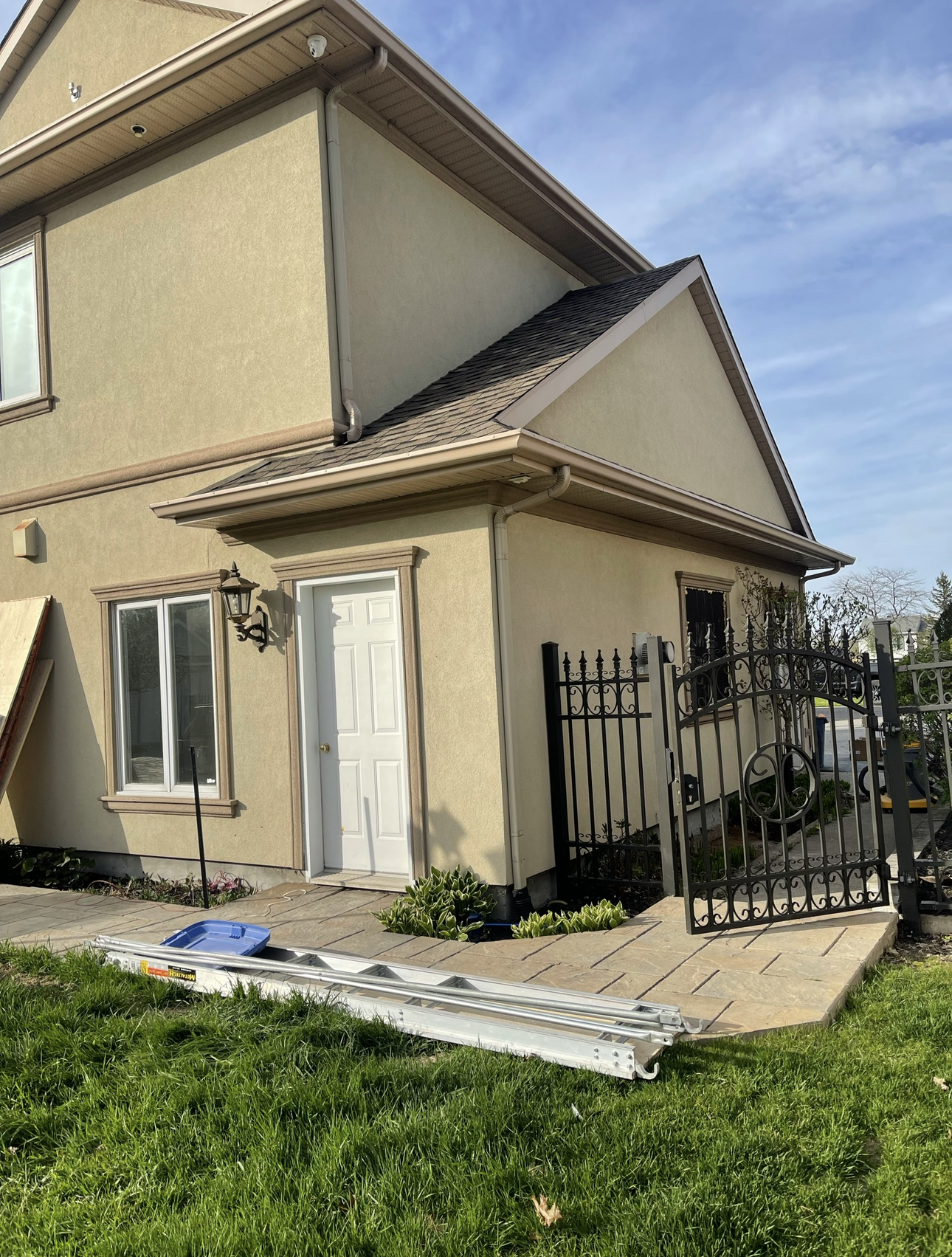 Une maison avec une clôture et une rampe devant.