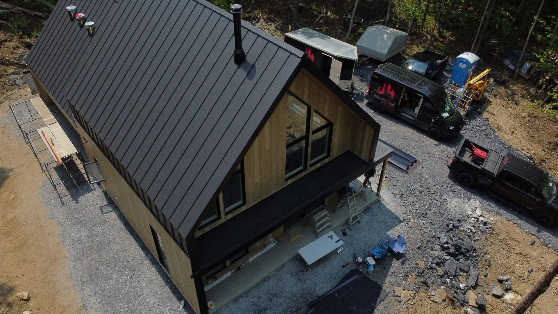 Une vue aérienne d'une maison en construction avec un toit noir.