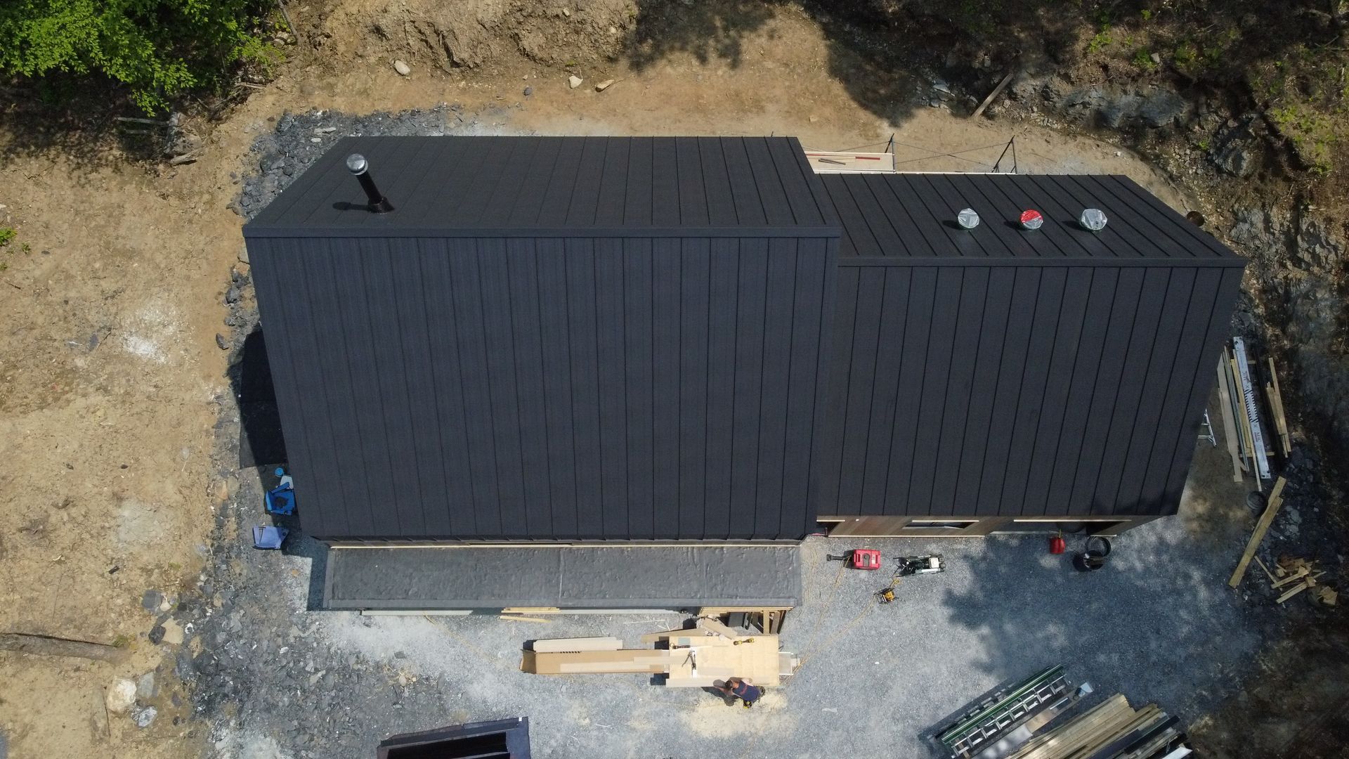 Une vue aérienne d'une maison en construction avec un toit noir.