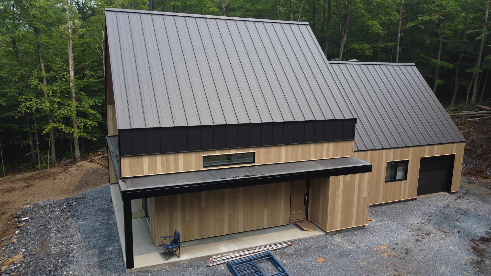 Une vue aérienne d'une maison en construction dans les bois.