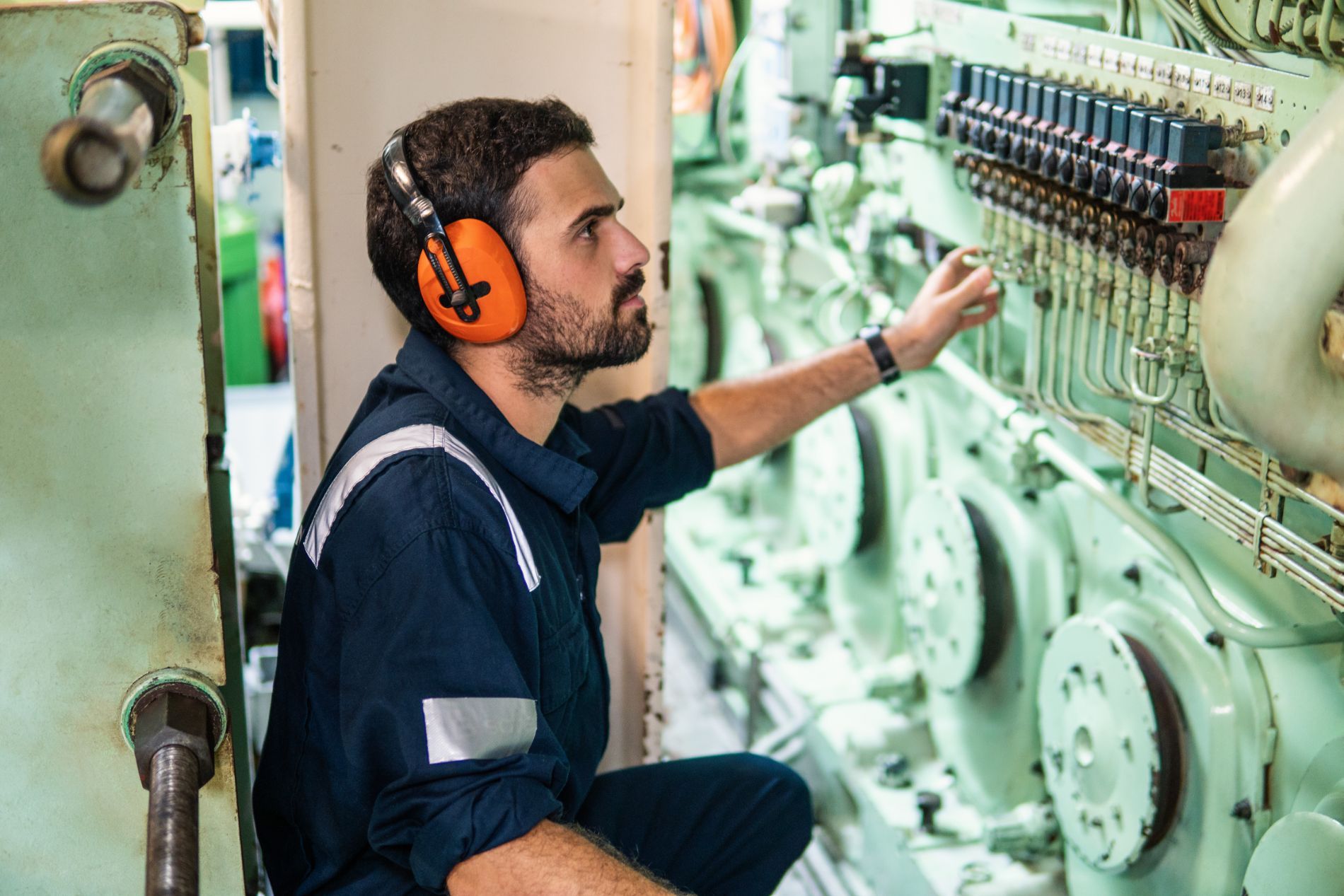 tecnico per assistenza di gruppi generatori
