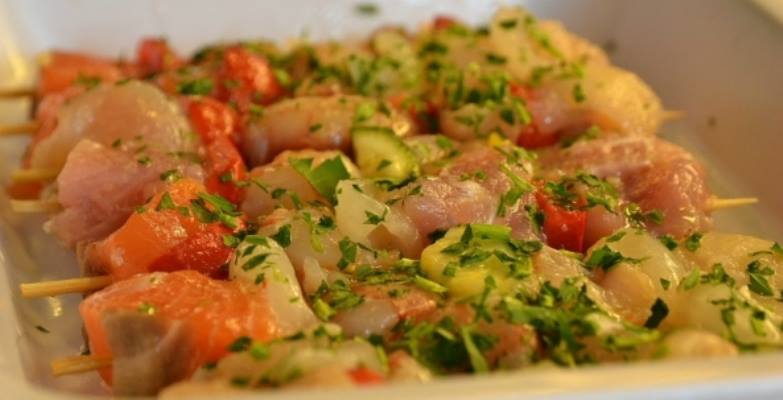 spiedini di pesce pronti da cuocere