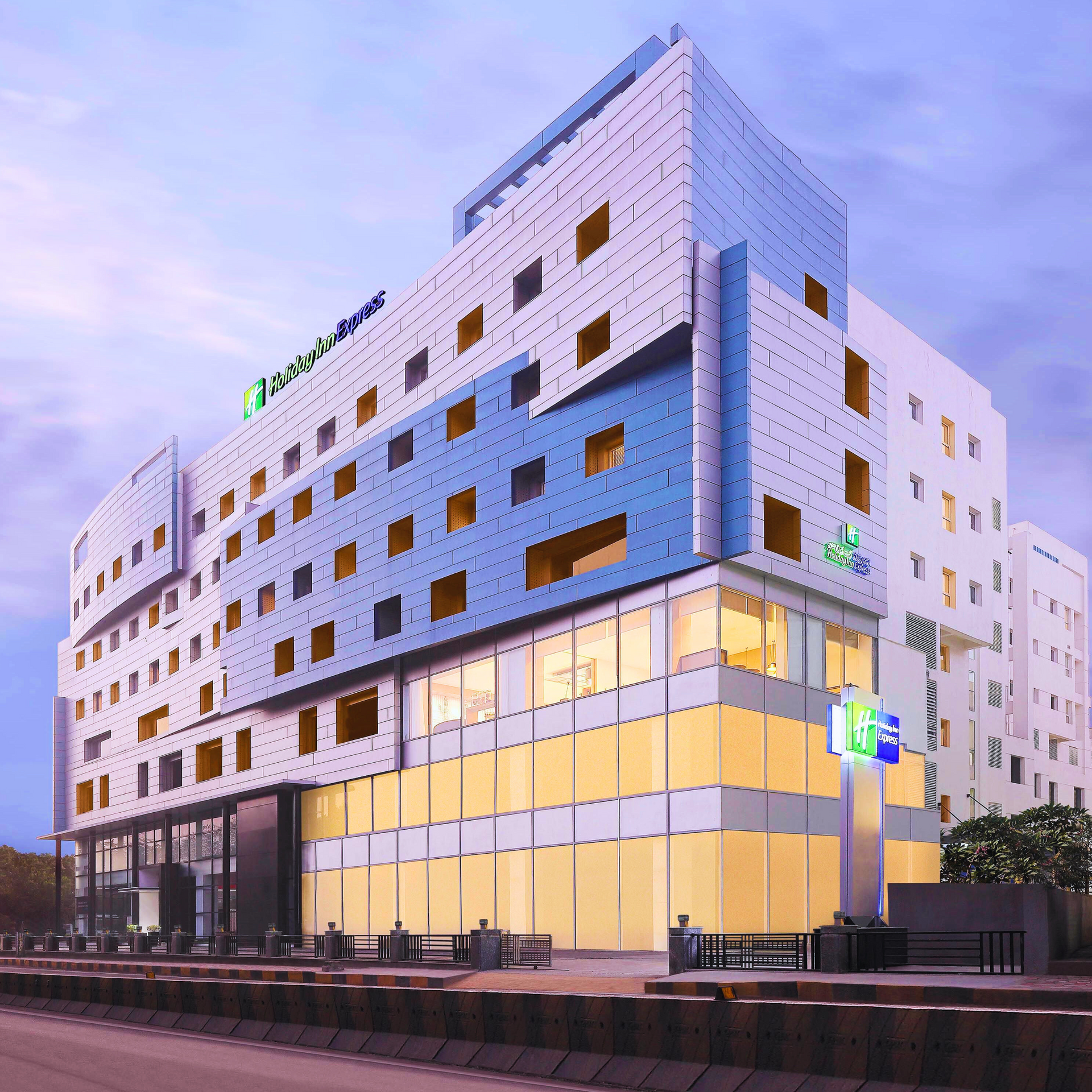 Holiday Inn Express, Hyderabad Holiday Inn Express Hyderabad convenient accommodation for overseas patients at PACE Hospitals
