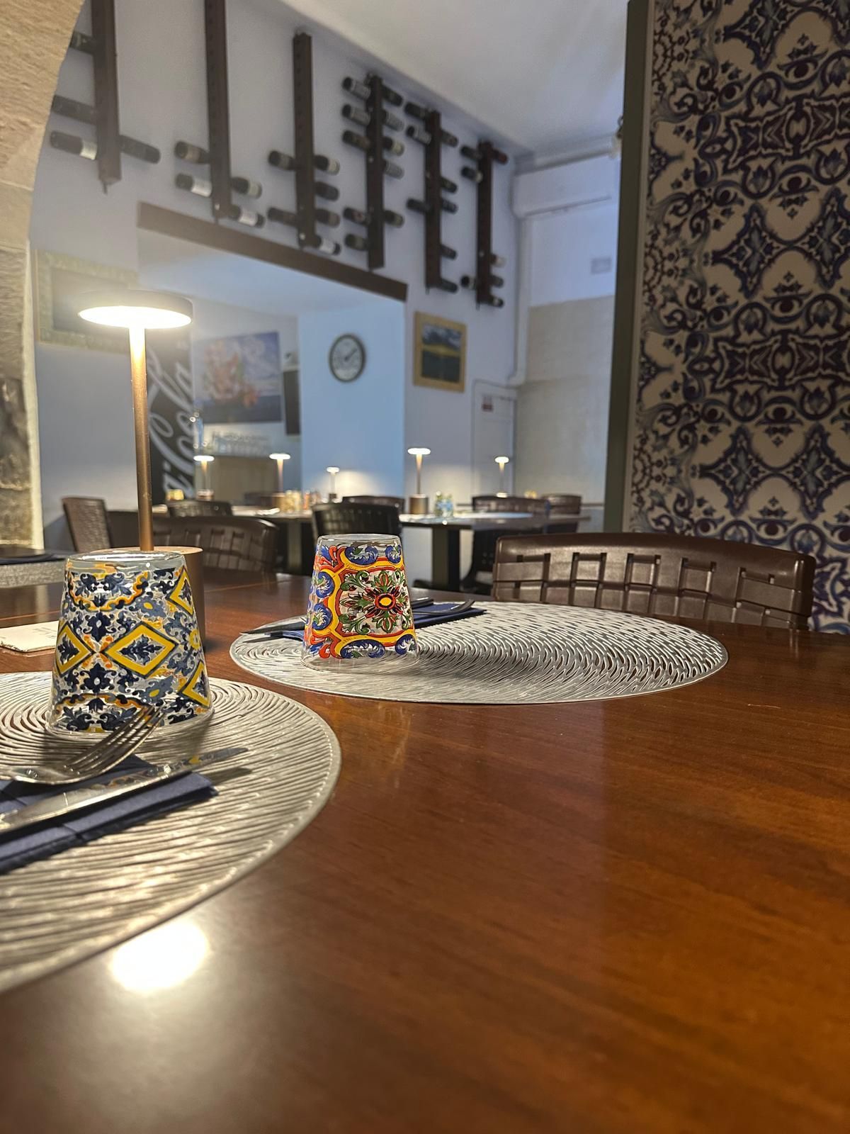 Un tavolo con due tazze sopra in una stanza con un tappeto sul pavimento del ristorante con specialità siciliane a Siracusa.