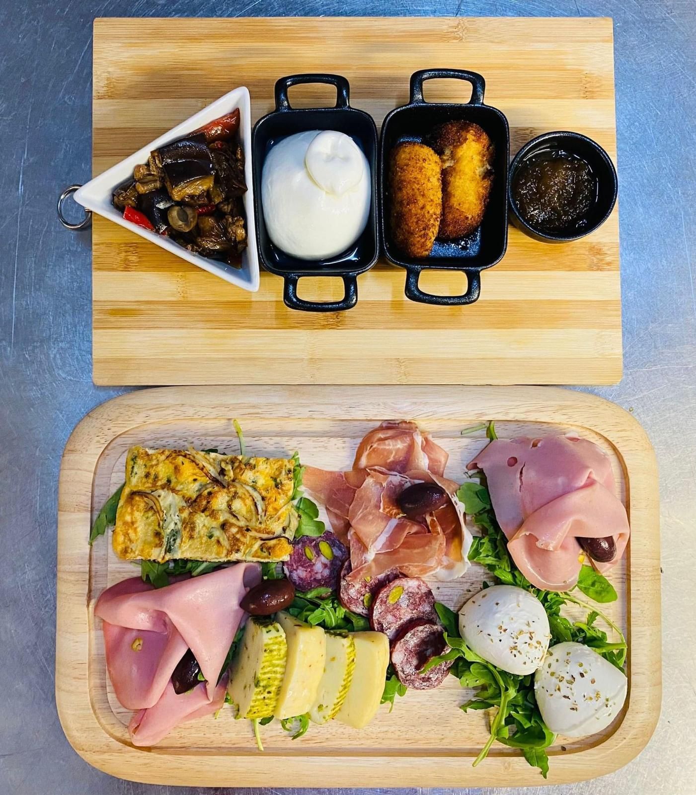 Un tagliere di legno del ristorante siciliano a Siracusa.