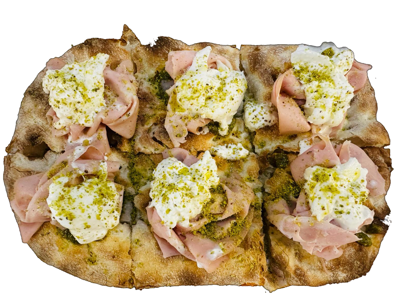 Una pizza con prosciutto, formaggio e pistacchi su uno sfondo bianco.