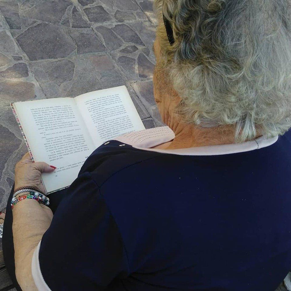 donna anziana che legge
