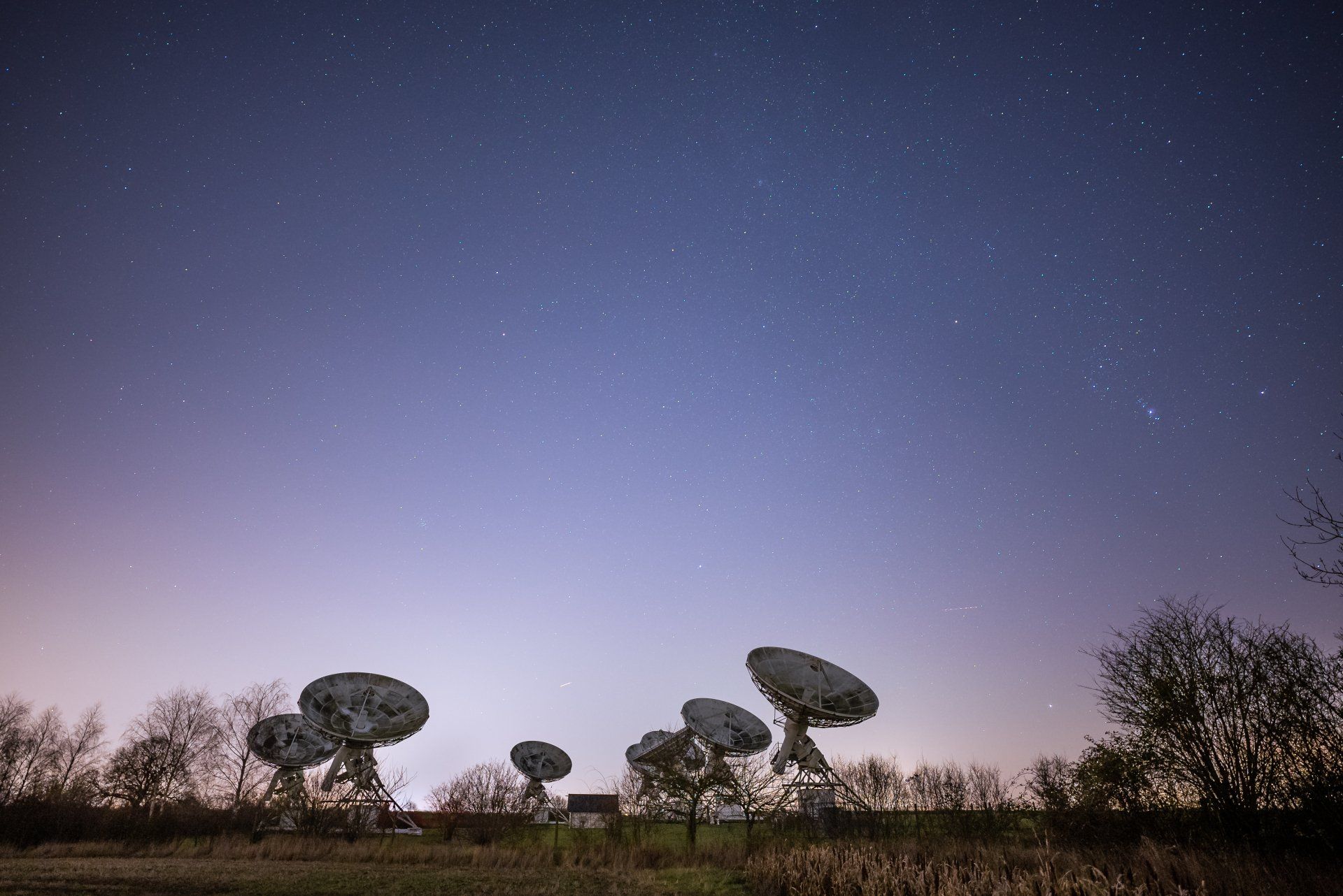 Night photo of the Mullard Observatory in Cambridge