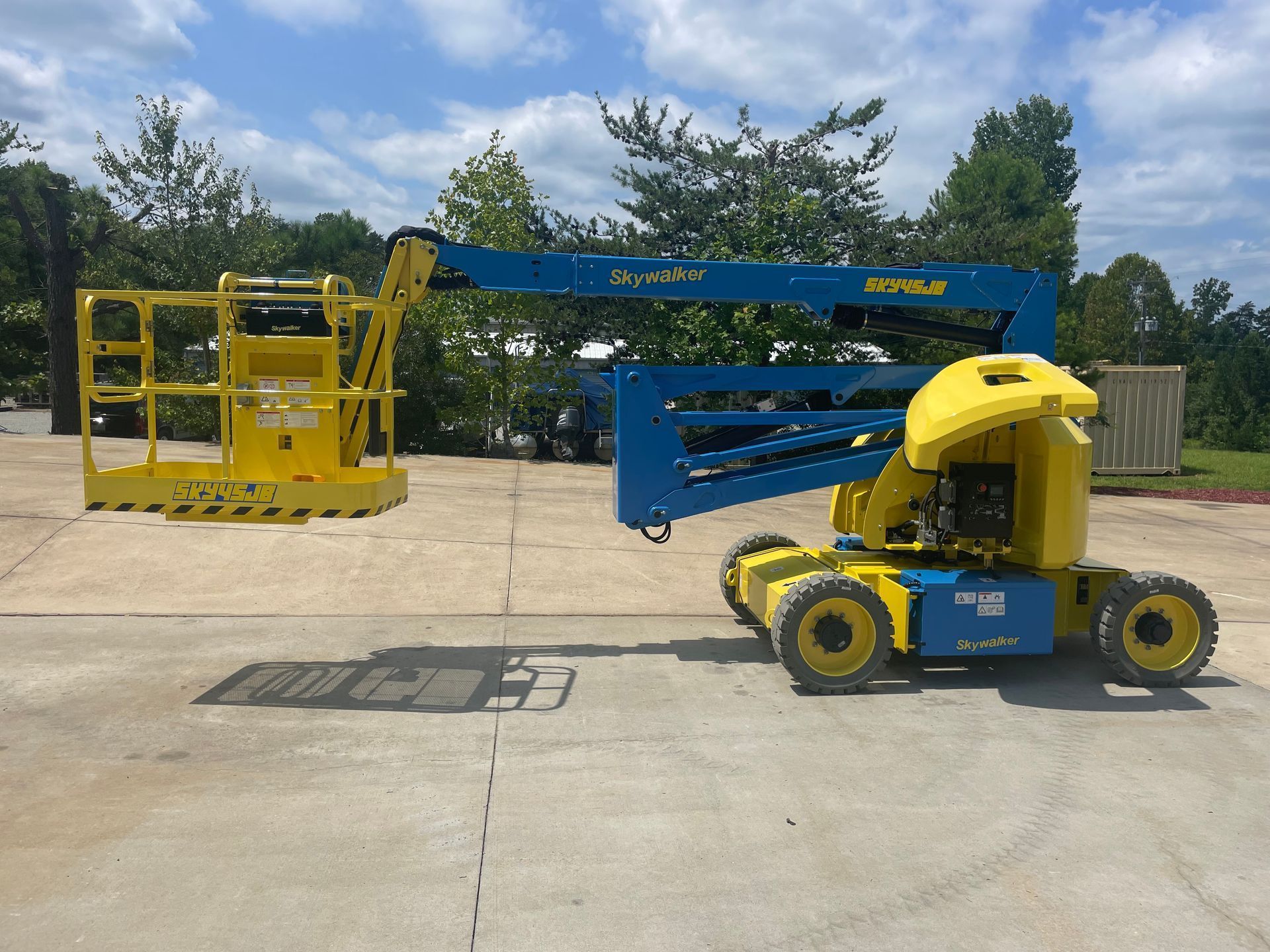 A drawing of a yellow and blue aerial lift with measurements.