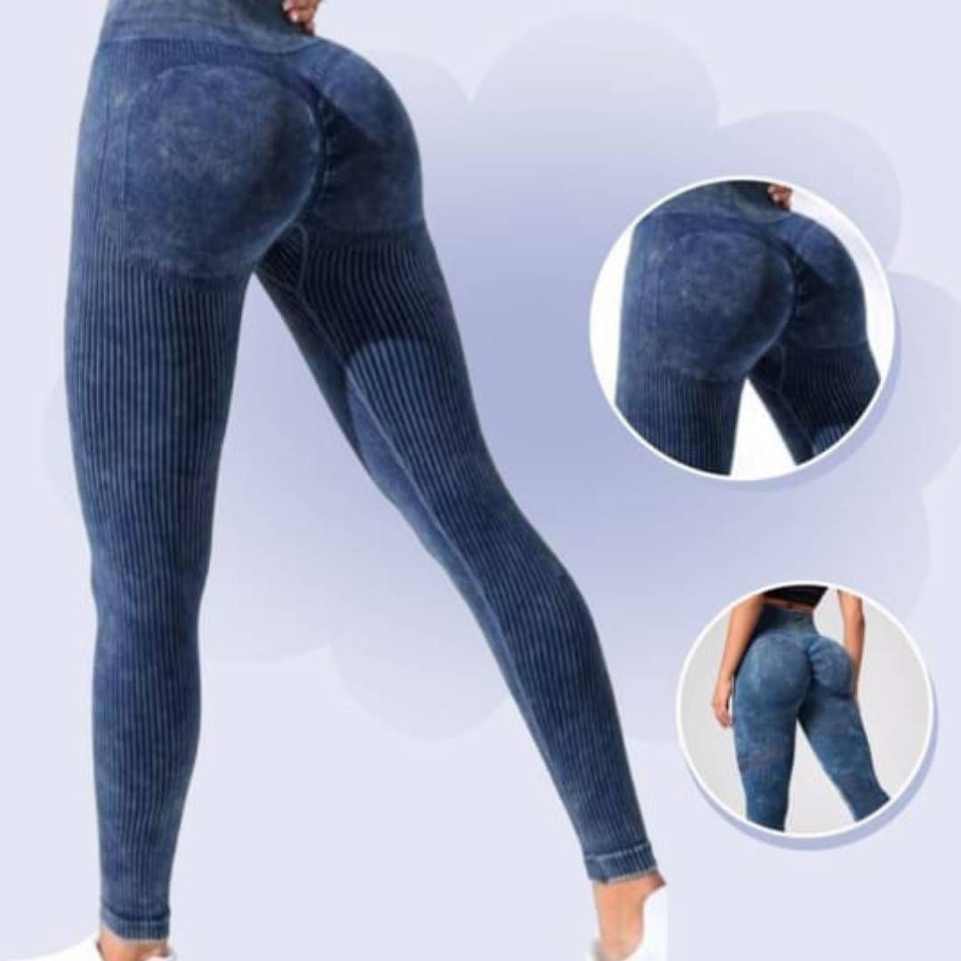 Una mujer lleva un par de leggings azules.