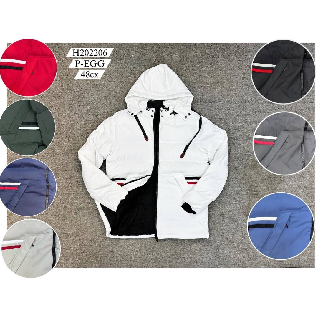 Una chaqueta blanca con capucha está rodeada de otras chaquetas de diferentes colores.