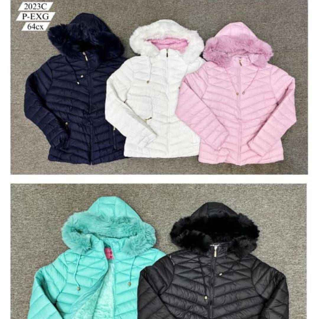 Tres chaquetas de diferentes colores con capuchas de piel.
