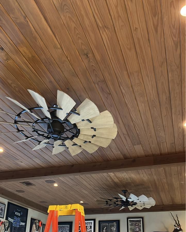 A ceiling fan is hanging from the ceiling of a room.