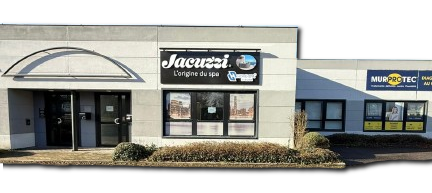La façade du magasin Home Spa dans le Haut Rhin est bleu et blanc sur fond noir.