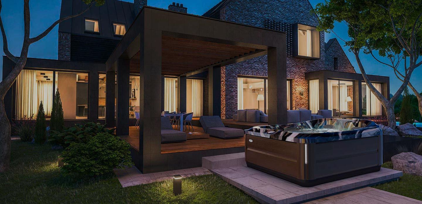 Il y a un jacuzzi dans l'arrière-cour d'une maison.