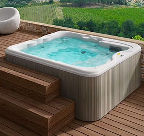 Un patio avec une table et des chaises et un parasol avec un bain à remous en arrière-plan.