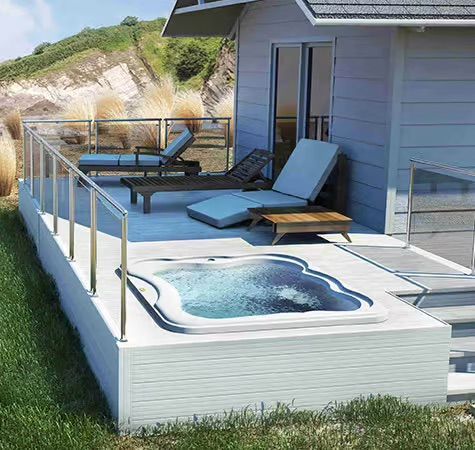 Un jacuzzi est posé sur un sol carrelé à côté d'un palmier.