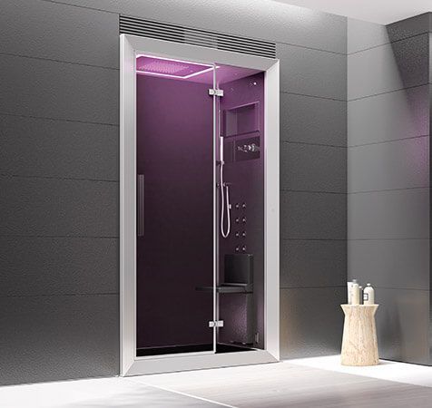 Une salle de bain avec une porte de douche violette et un tabouret