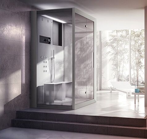 Une salle de bain avec douche à vapeur et banc
