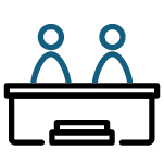 Deux personnes sont assises à une table devant un podium.