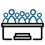 Un groupe de personnes sont assises à une table.