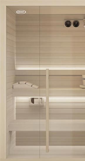 Un gros plan d'un sauna blanc avec une porte vitrée.