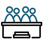 Un groupe de personnes sont assises à une table.