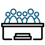 Un groupe de personnes sont assises à une table.