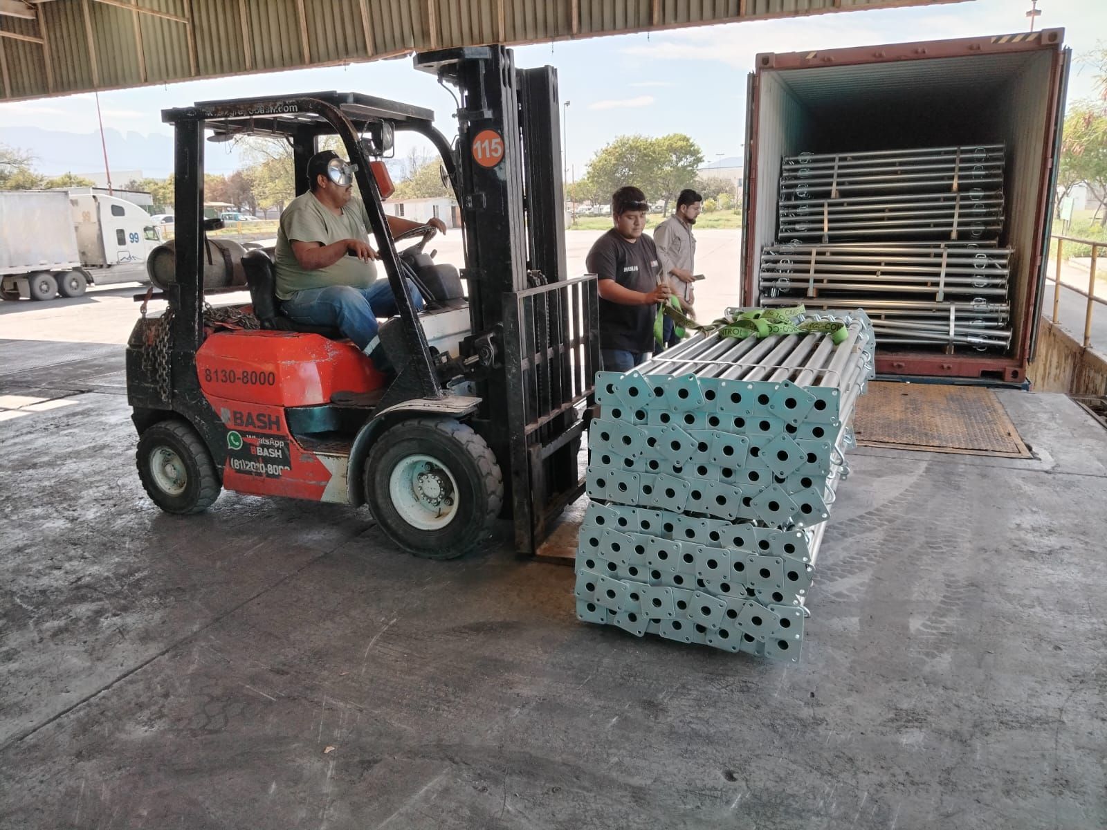 Un hombre conduce una carretilla elevadora en un almacén.