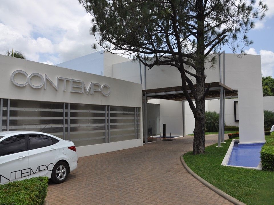 Un edificio blanco con el letrero 