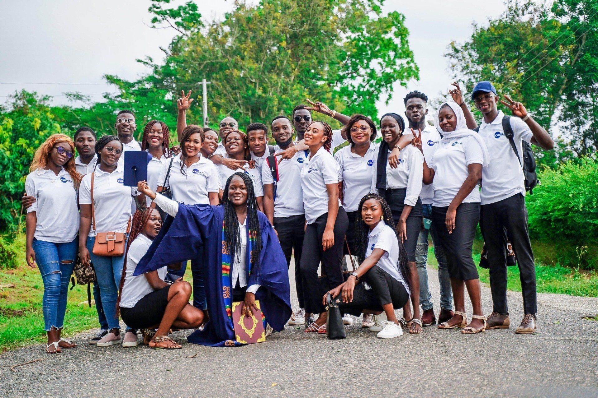Un groupe d'apprenants de Chenan Africa posent ensemble pour une photo.
