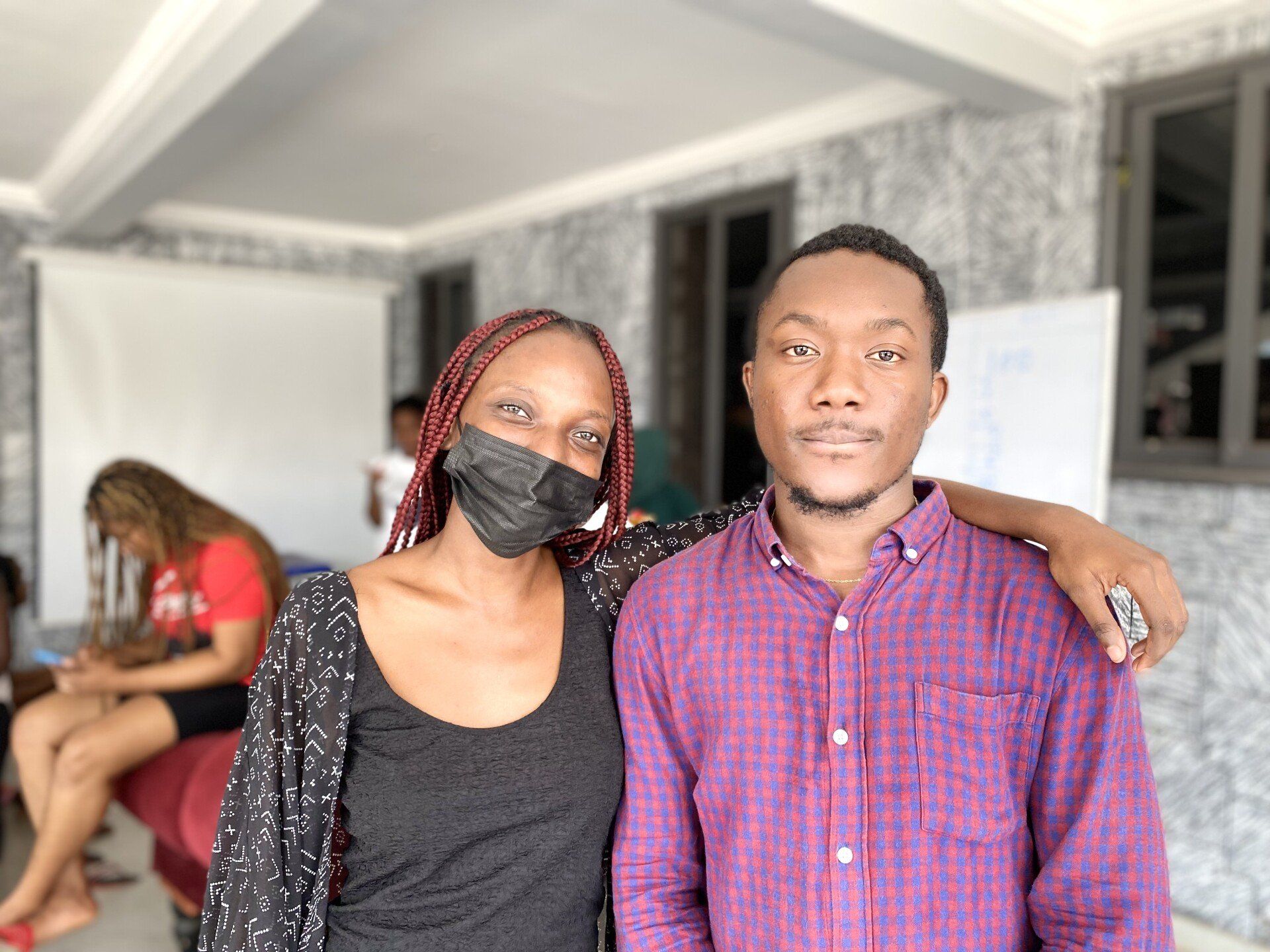 Un homme et une femme portant des masques posent pour une photo.