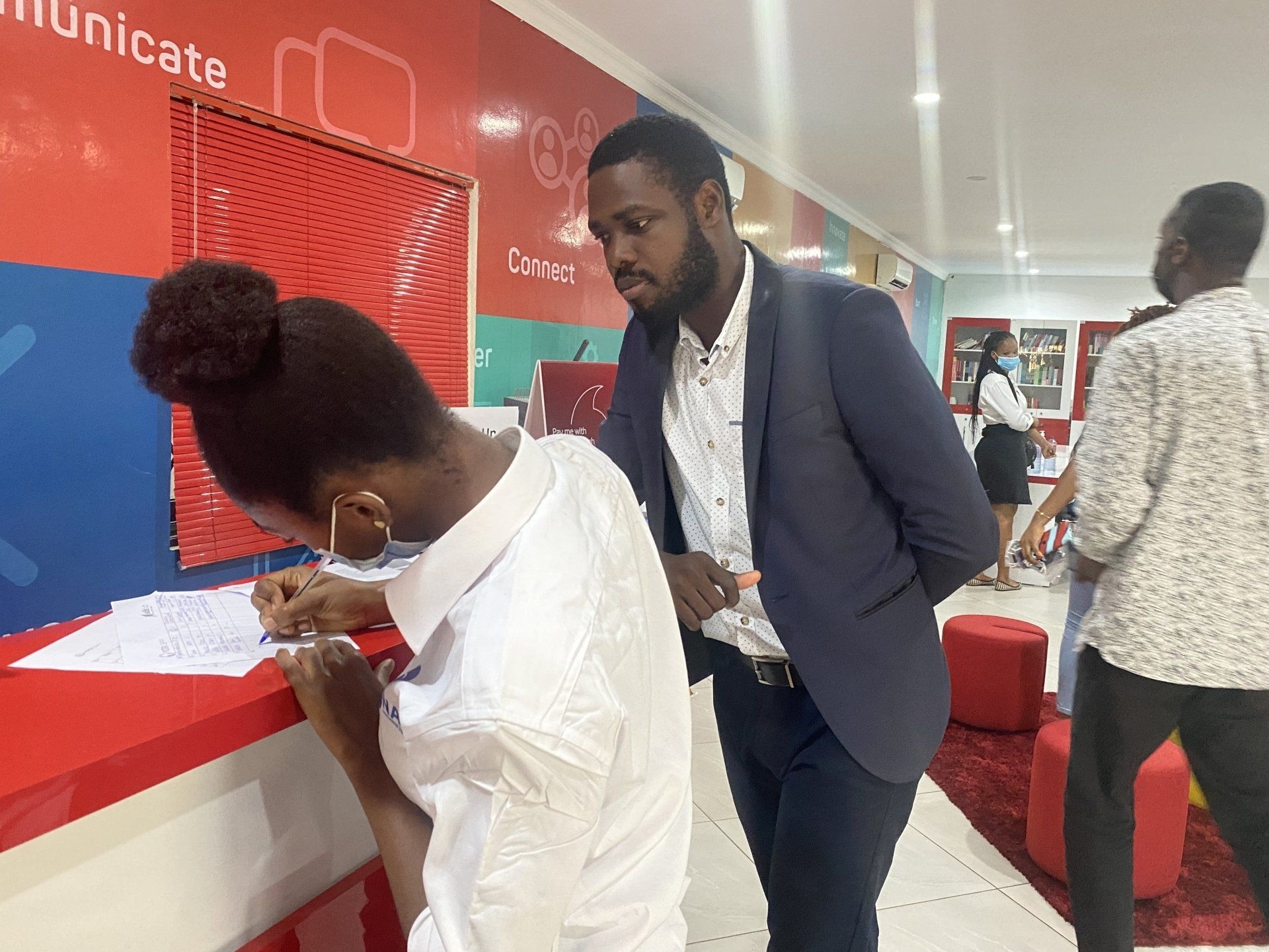 Un homme et une femme se tiennent côte à côte dans une pièce.