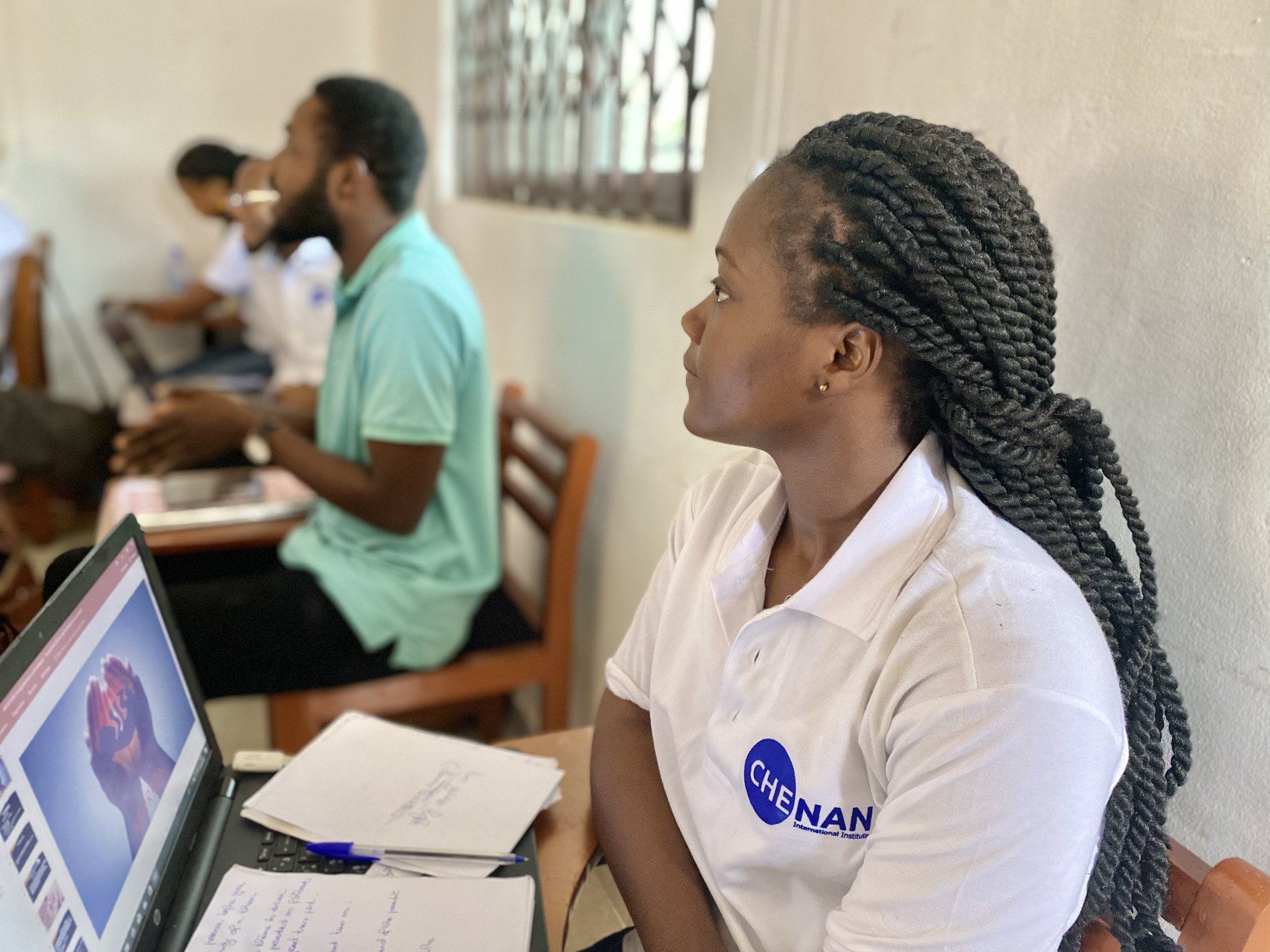 Une apprenante de Chenan Africa est assise devant un ordinateur portable.