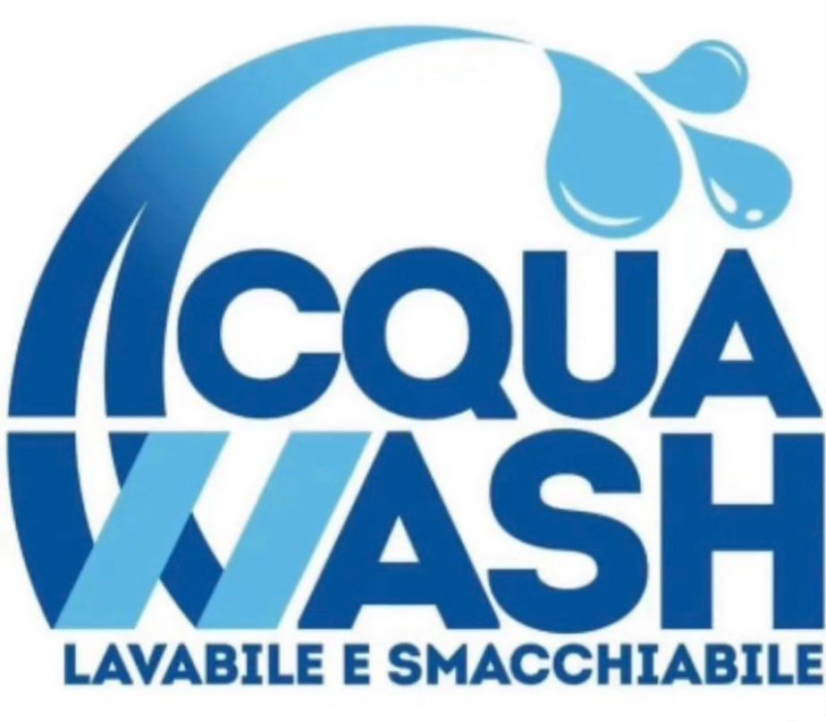 Divano componibile grigio con chaise longue, appoggiato su un tappeto fantasia; cuscino verde acqua.