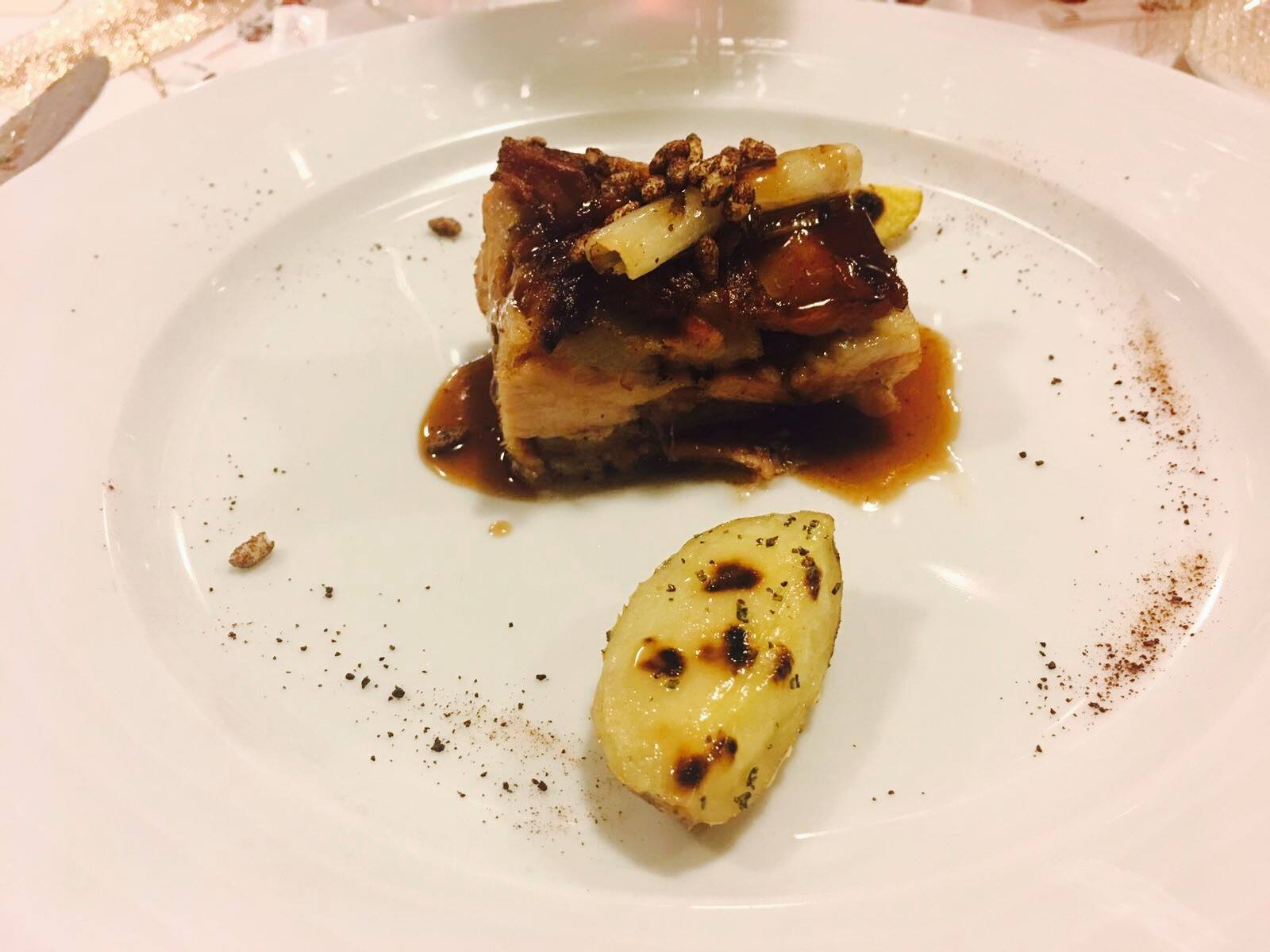 Piatto di pasta con patata accanto