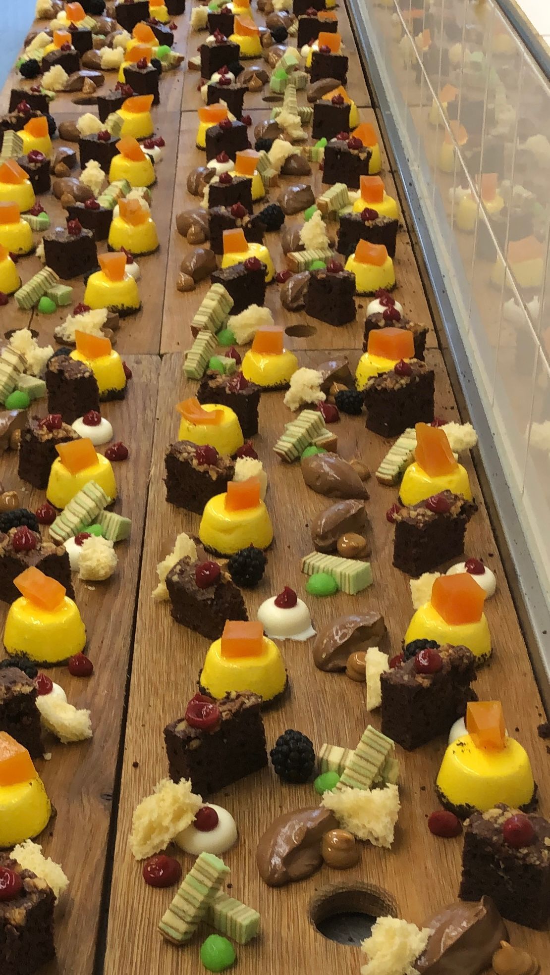 Een houten snijplank gevuld met verschillende desserts