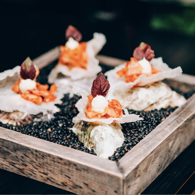 Een houten doos gevuld met verschillende soorten etenswaren